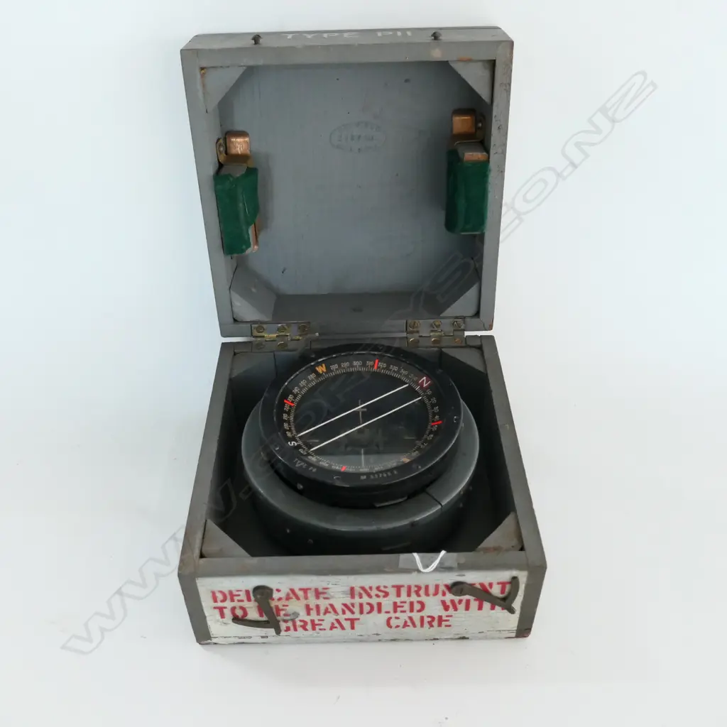 WWII RAF NAVIGATIONAL COMPASS, TYPE P8  REF 6A/0726 Image 1++